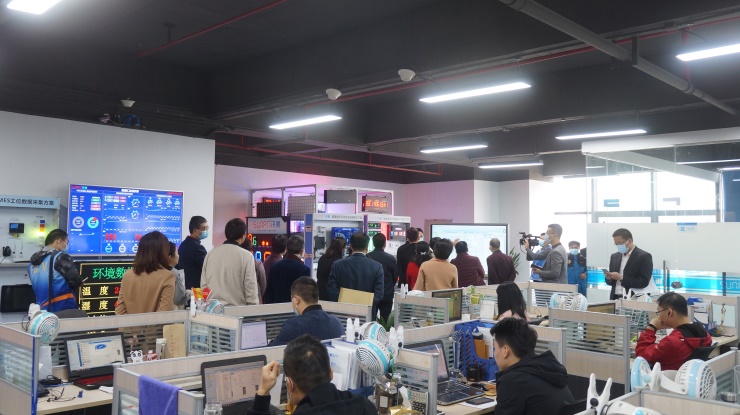向視察團展示智慧廁所系統 向視察團展示智慧廁所系統