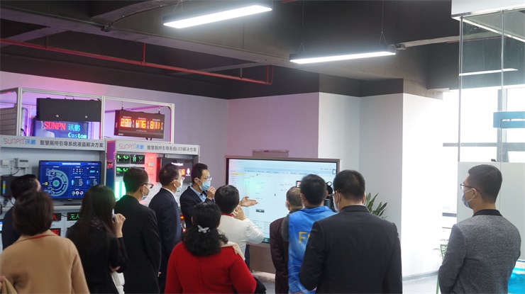 向視察團展示OKMES系統 向視察團展示OKMES系統