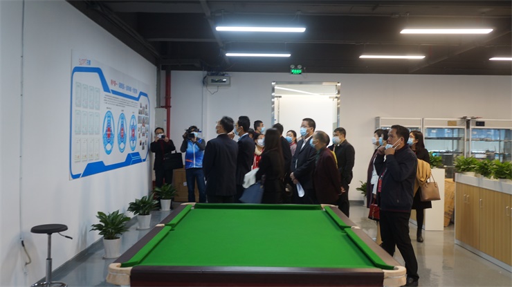 向視察團闡述訊鵬企業文化 向視察團闡述訊鵬企業文化